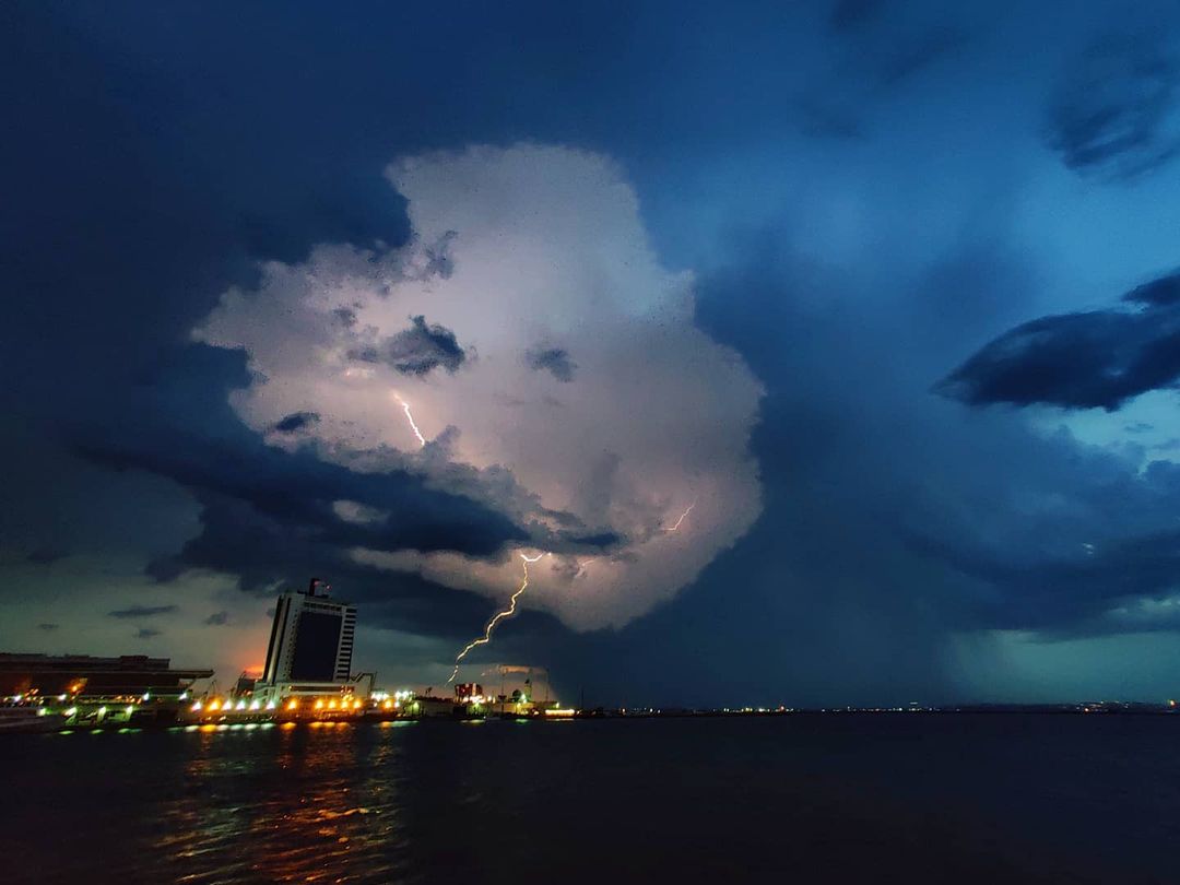 Как выглядели раскаты молний над Одессой 26 июня 2021 года. Фото: instagram.com/andrey_shitov777