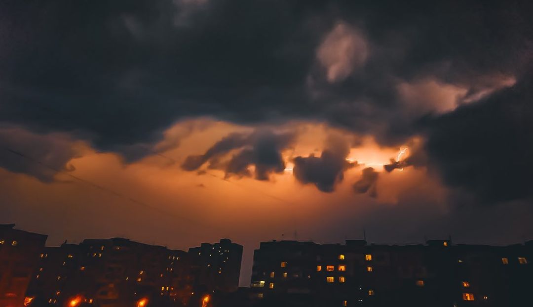 Как выглядели раскаты молний над Одессой 26 июня 2021 года. Фото: instagram.com/anufriev.raw