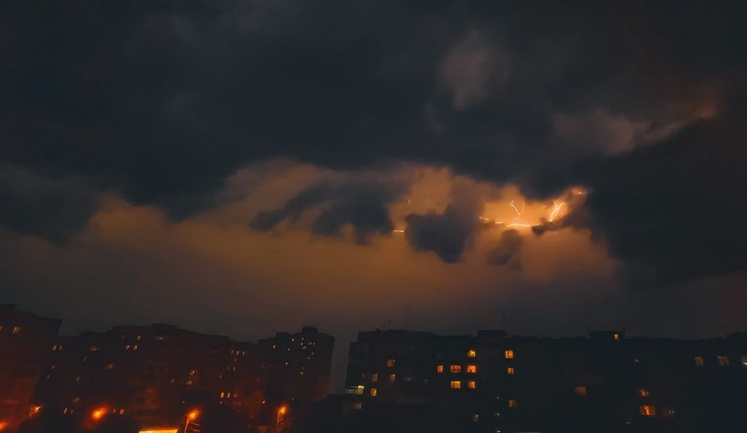 Как выглядели раскаты молний над Одессой 26 июня 2021 года. Фото: instagram.com/anufriev.raw
