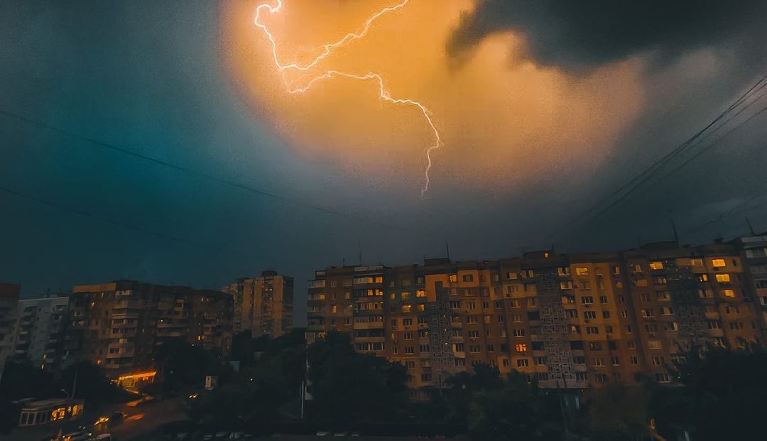 Как выглядели раскаты молний над Одессой 26 июня 2021 года. Фото: instagram.com/anufriev.raw
