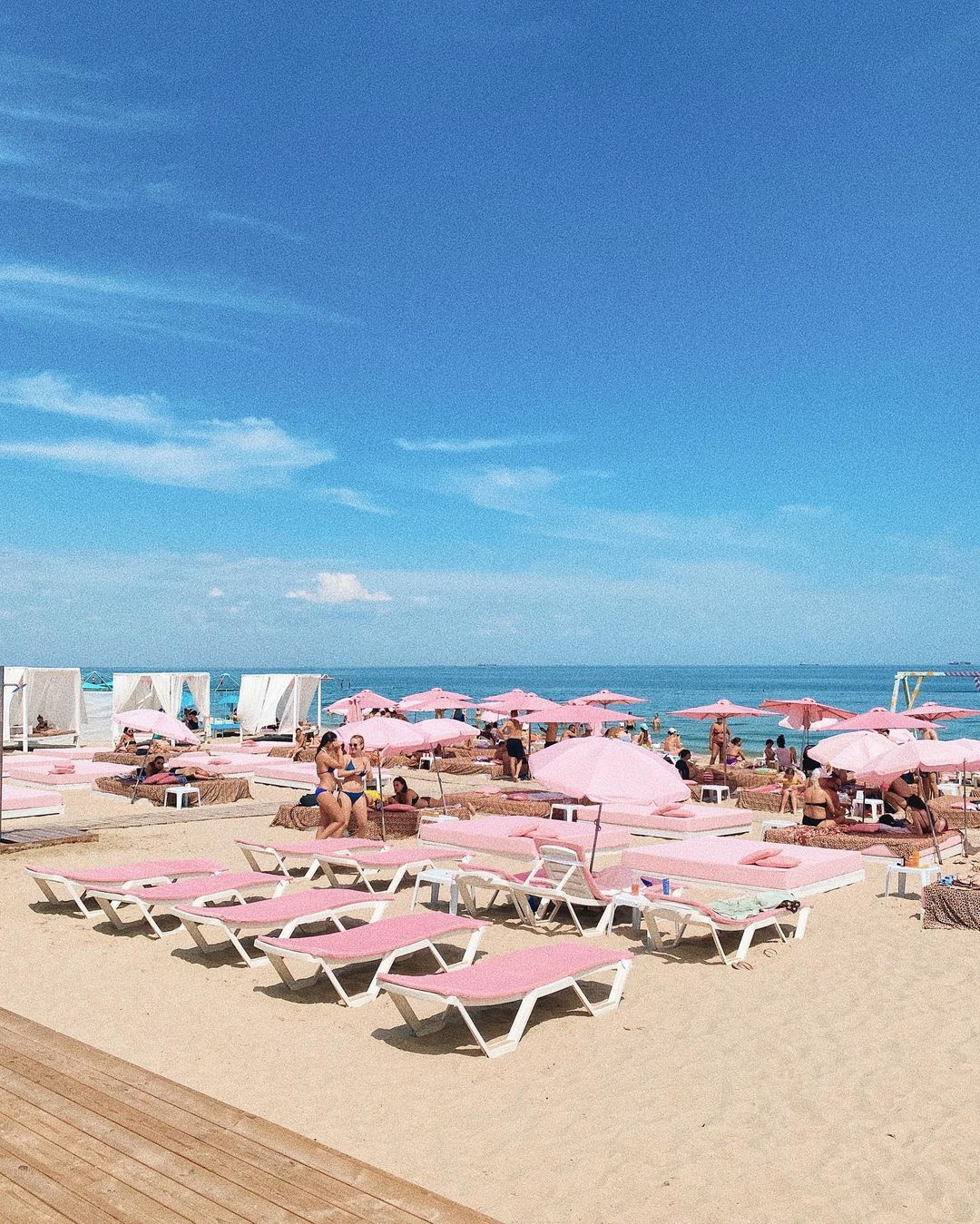 В Одессе еще больше пляжей заставили шезлонгами: люди начали писать жалобы. Фото: instagram.com/bright.on.beach
