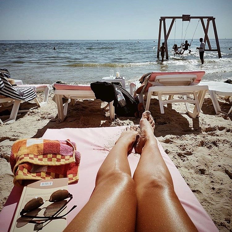 В Одессе еще больше пляжей заставили шезлонгами: люди начали писать жалобы. Фото: instagram.com/bright.on.beach