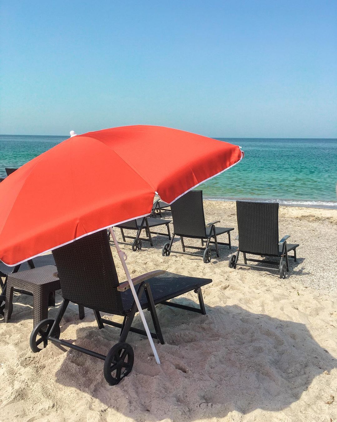 В Одессе еще больше пляжей заставили шезлонгами: люди начали писать жалобы. Фото: instagram.com/buhta_beach_odessa