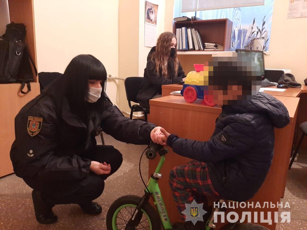 Играл с мамой в прятки: в центре Одессы потерялся пятилетний мальчик. Фото: полиция