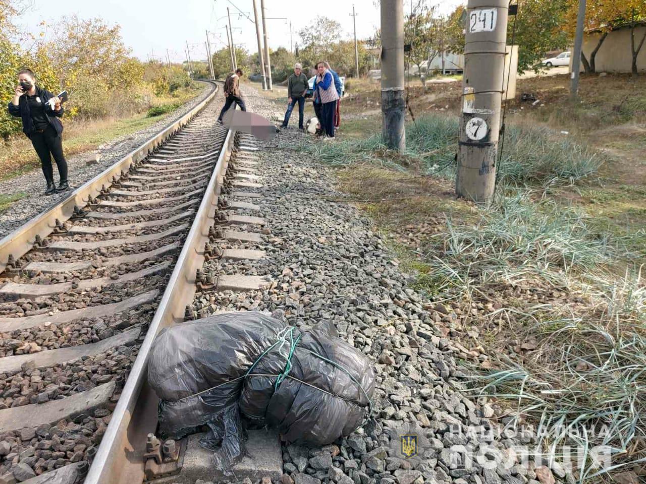 Под Одессой поезд сбил пару 80-летних пенсионеров: женщина скончалась на месте. Фото: полиция