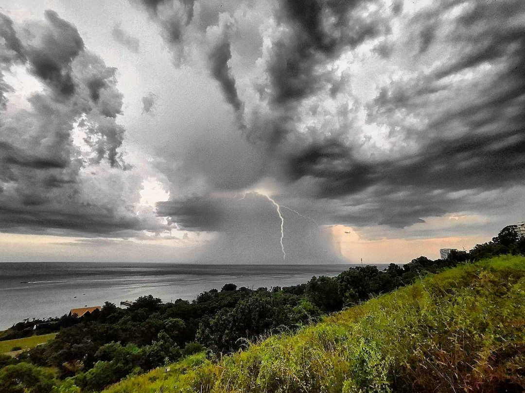 Как выглядели раскаты молний над Одессой 26 июня 2021 года. Фото: instagram.com/gudzovsky