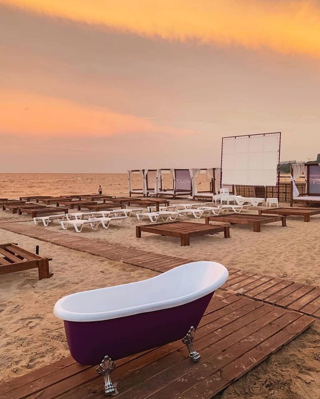 Кинотеатр в Violet Beach. Фото: instagram.com/violet_beach_club