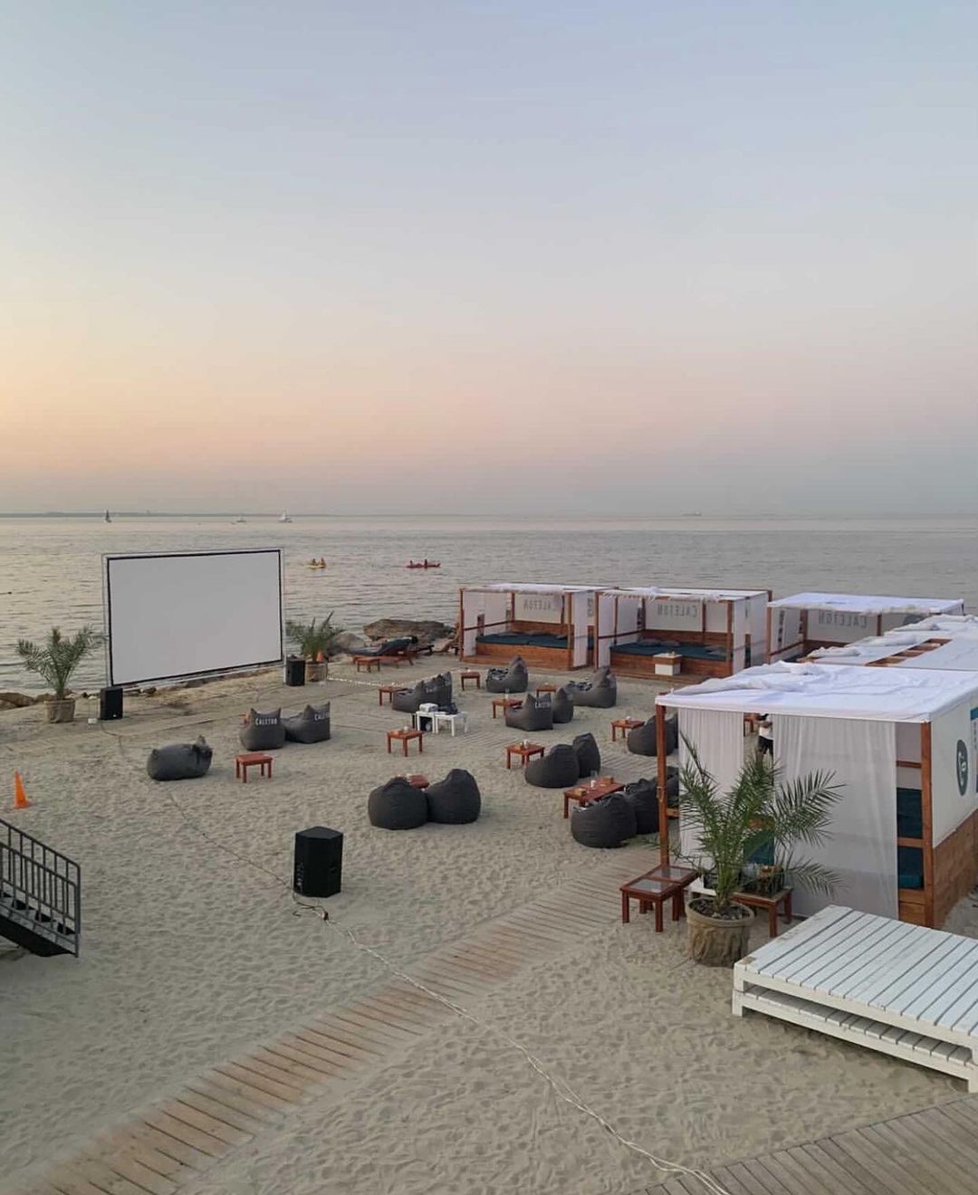 Кинотеатр на пляжном комплексе Caleton. Фото: instagram.com/seregabonjour