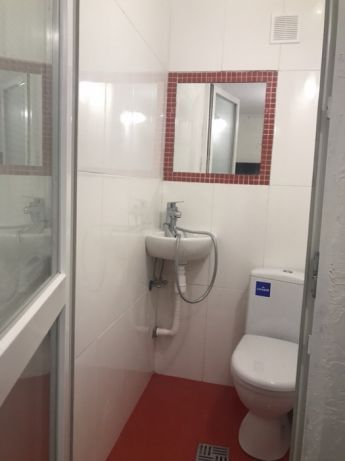 Если крепко закрыть дверь, то получится своеобразная душевая кабинка