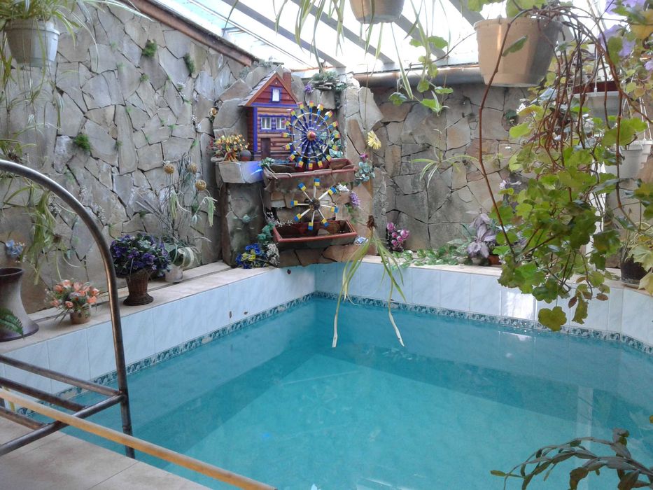 Обратите внимание на декор в виде водных мельниц. Очевидно, что это дизайнерская работа хозяев