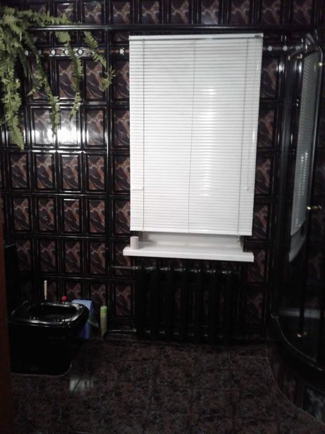 Если очень внимательно присмотреться, то в комнате можно найти туалет, душевую кабинку и даже батарею