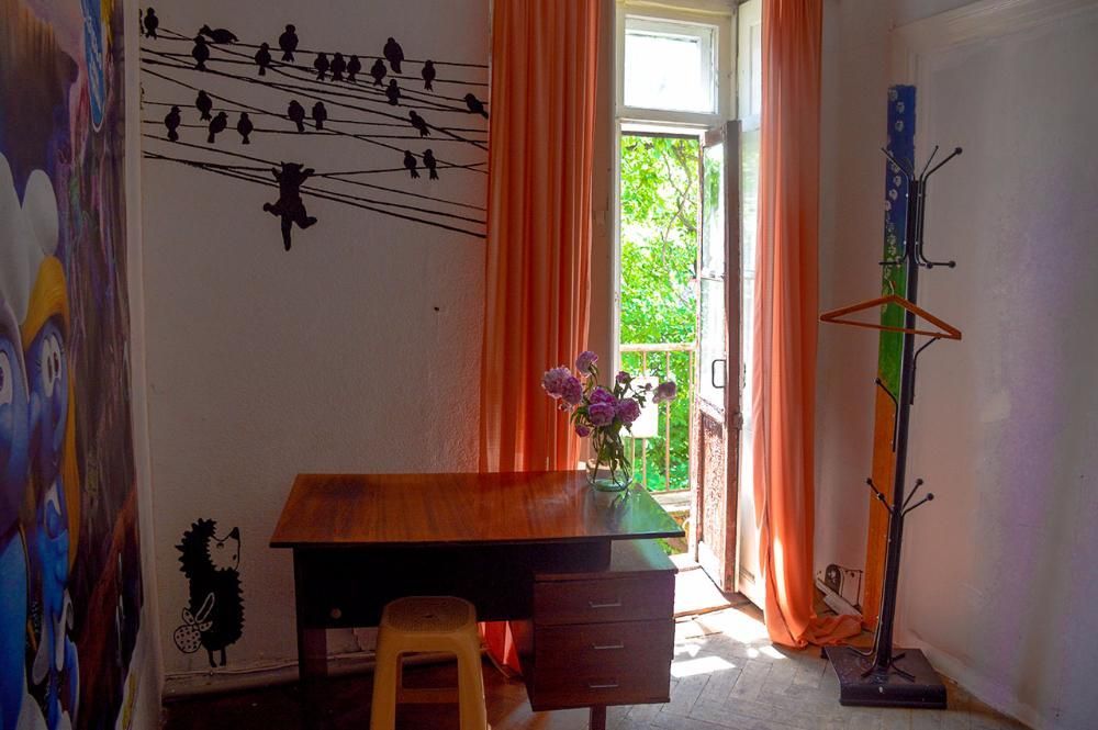 Как видите, хозяева специально отодвинули стол, чтобы вы рассмотрели ежика на стене