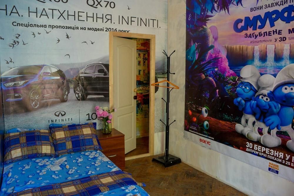 Кажется, владелец квартиры работает в кинотеатре. Или просто решил сэкономить на обоях