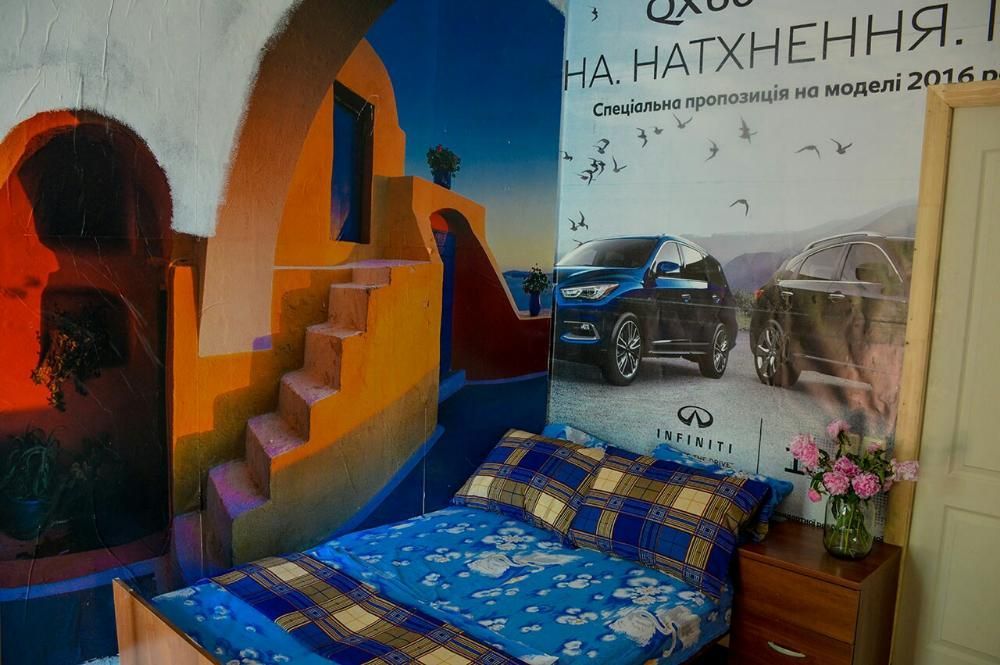 А вот по левую сторону от кровати вас ждет настоящее искусство