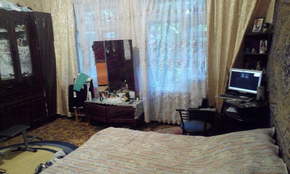 Чужие вещи и бутылка шампанского на трюмо, видимо, входят в стоимость аренды