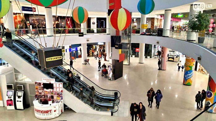 Карантин выходного дня в Одессе: правила нарушили десятки магазинов и кафе