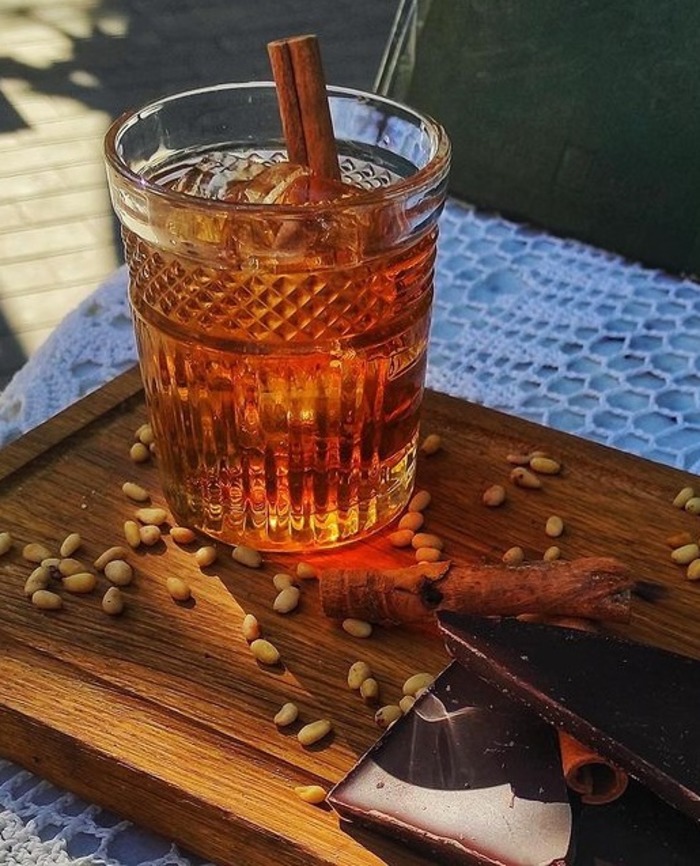 Чай с кедровыми орешками в кафе "Гоголь Моголь". Фото: instagram.com/gogolmogol_cafe