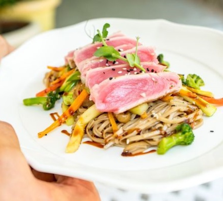 Тунец с гречневой лапшой в "Александровском". Фото: facebook.com/restoran.aleksandrovskiy