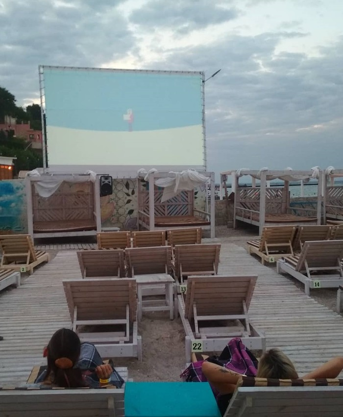 Кинотеатр на пляже "Золотой берег". Фото: instagram.com/medoksi.art
