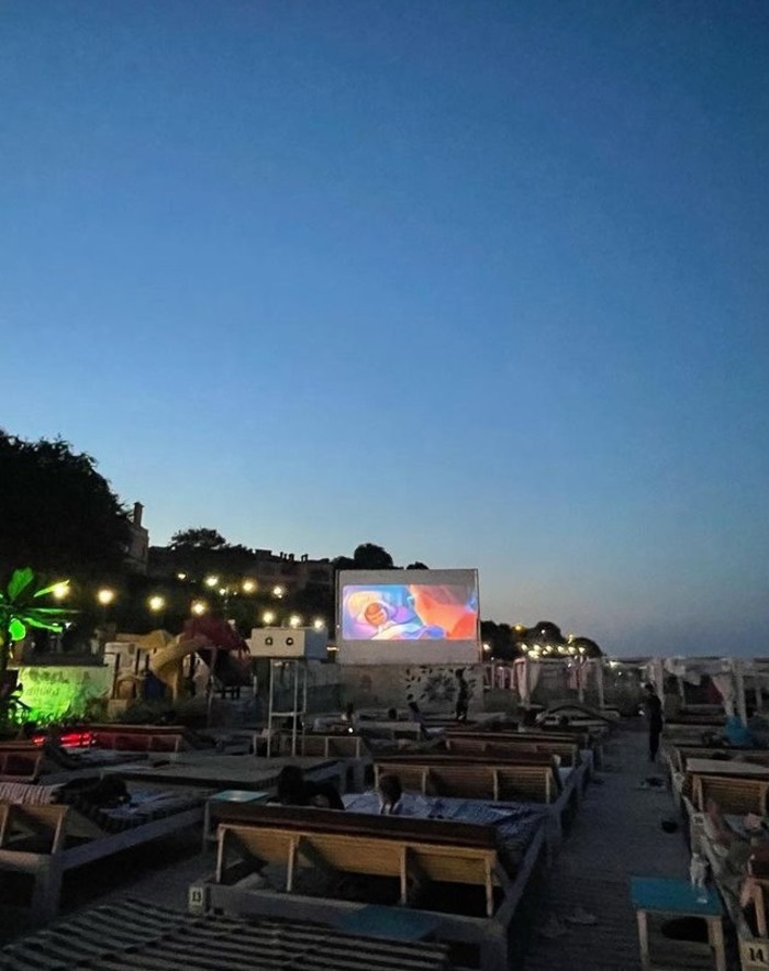 Кинотеатр на пляже "Золотой берег". Фото: instagram.com/zolotoyberegodessa