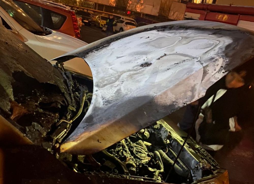 Успели спасти: в Одессе на парковке у торгового центра загорелось авто. Фото: Служба чрезвычайных ситуаций