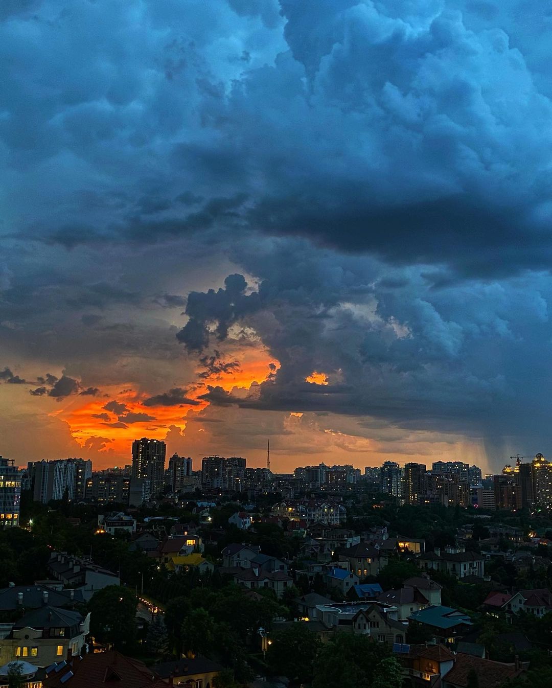 Как выглядели раскаты молний над Одессой 26 июня 2021 года. Фото: instagram.com/kathrynn_katt