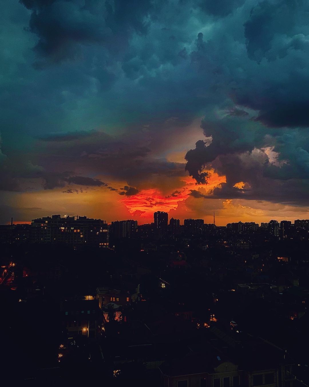 Как выглядели раскаты молний над Одессой 26 июня 2021 года. Фото: instagram.com/kathrynn_katt