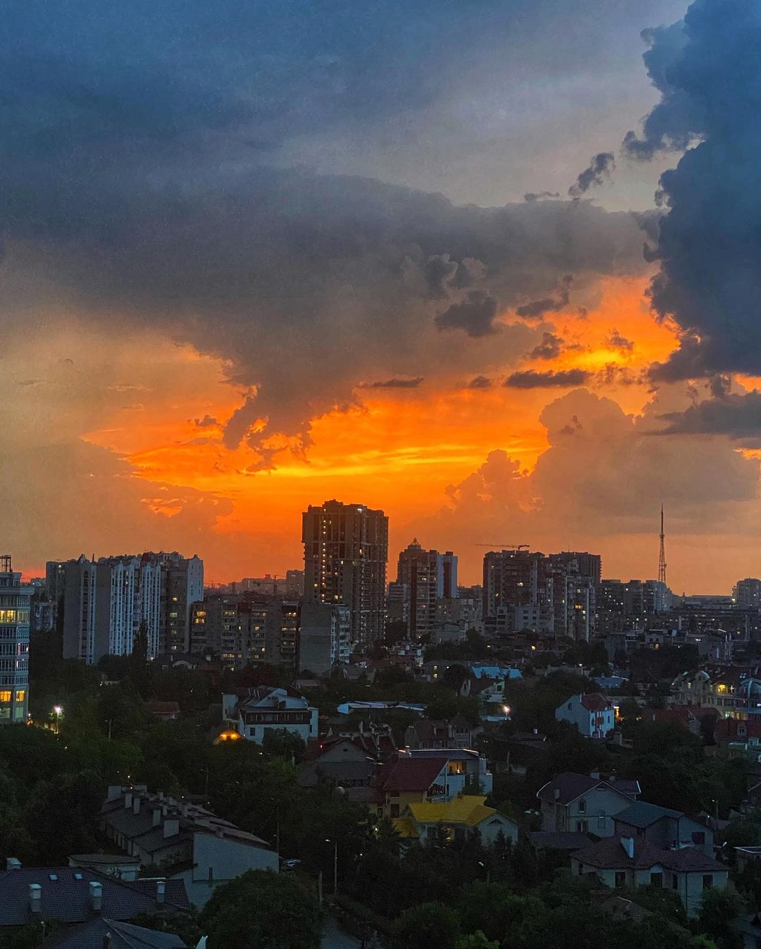 Как выглядели раскаты молний над Одессой 26 июня 2021 года. Фото: instagram.com/kathrynn_katt