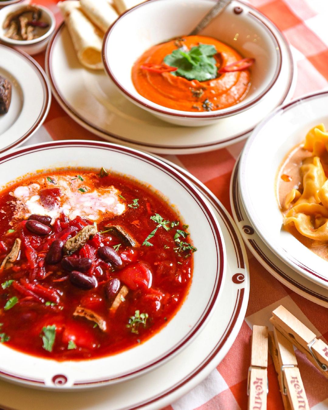 Красный борщ с фасолью и белыми грибами в кафе "Компот". Фото: instagram.com/kompot