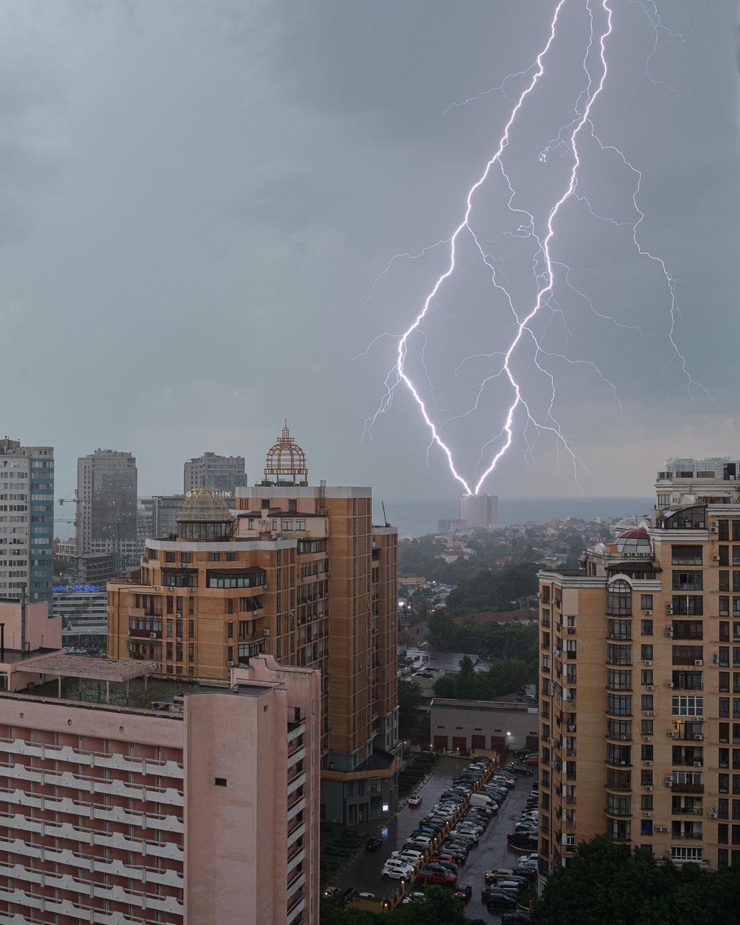 Как выглядели раскаты молний над Одессой 26 июня 2021 года. Фото: instagram.com/kothelga