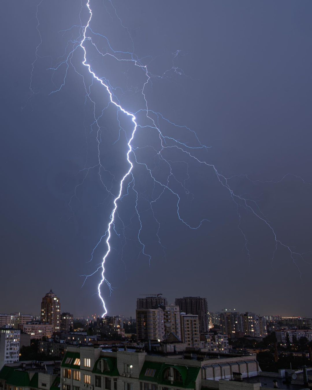 Как выглядели раскаты молний над Одессой 26 июня 2021 года. Фото: instagram.com/kothelga