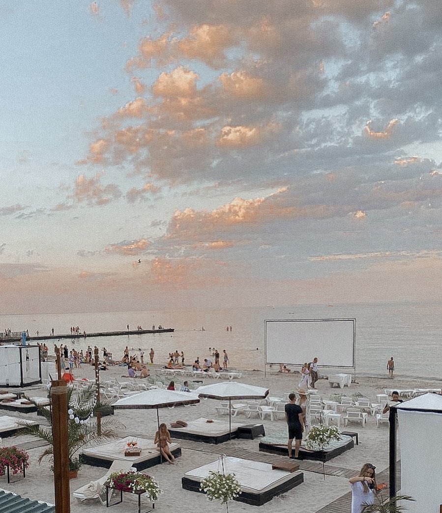 Кинотеатр на пляже Leto. Фото: instagram.com/leto__beach_