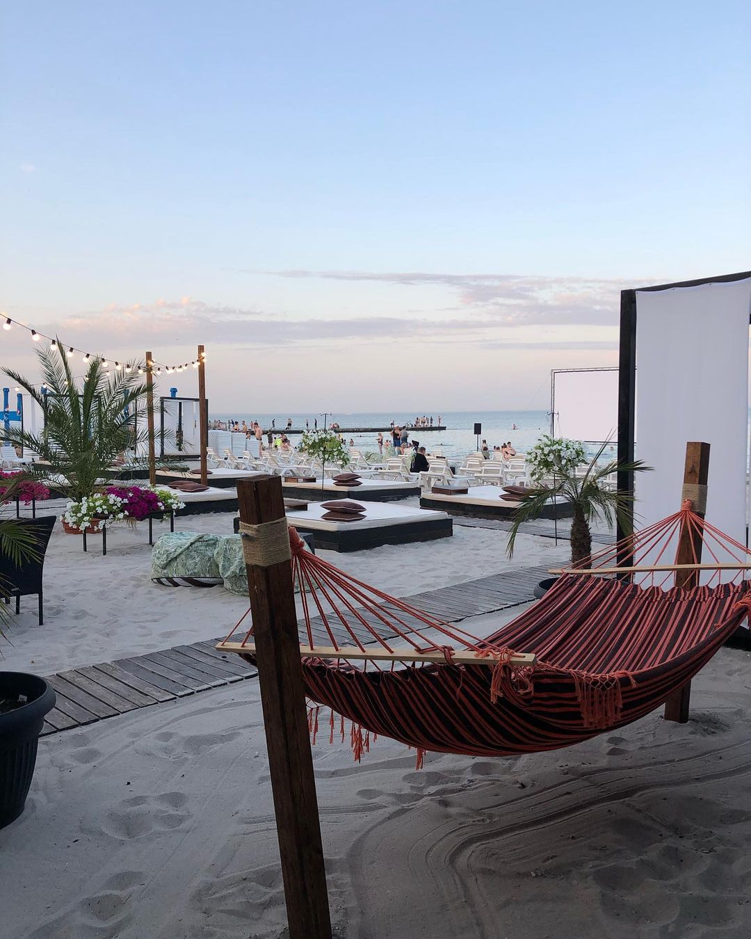 Кинотеатр на пляже Leto. Фото: instagram.com/leto__beach_