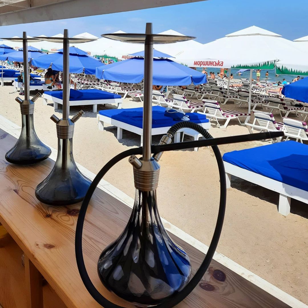 В Одессе еще больше пляжей заставили шезлонгами: люди начали писать жалобы. Фото: instagram.com/level_beach