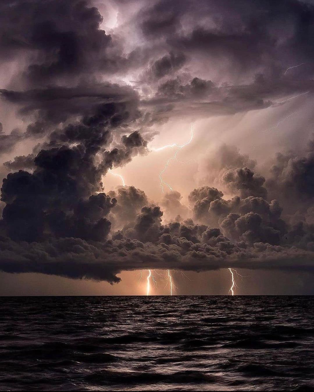 Как выглядели раскаты молний над Одессой 26 июня 2021 года. Фото: instagram.com/lialia_life