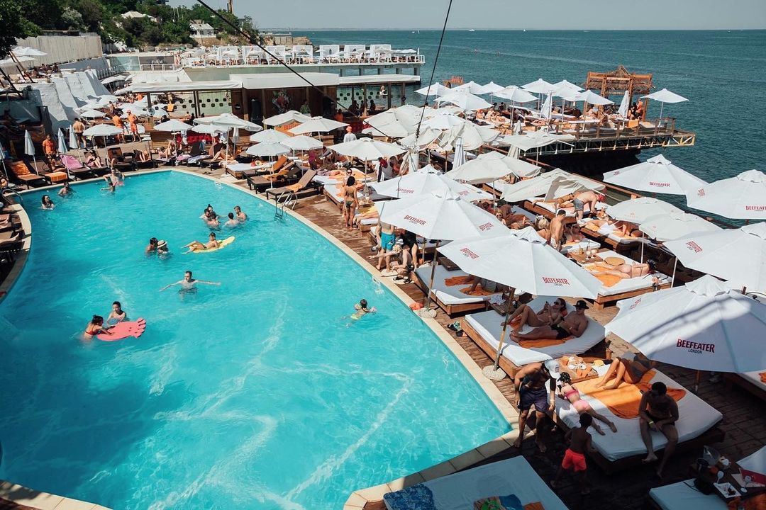 Территория пляжного комплекса Mantra. Фото: instagram.com/mantra_beach_club