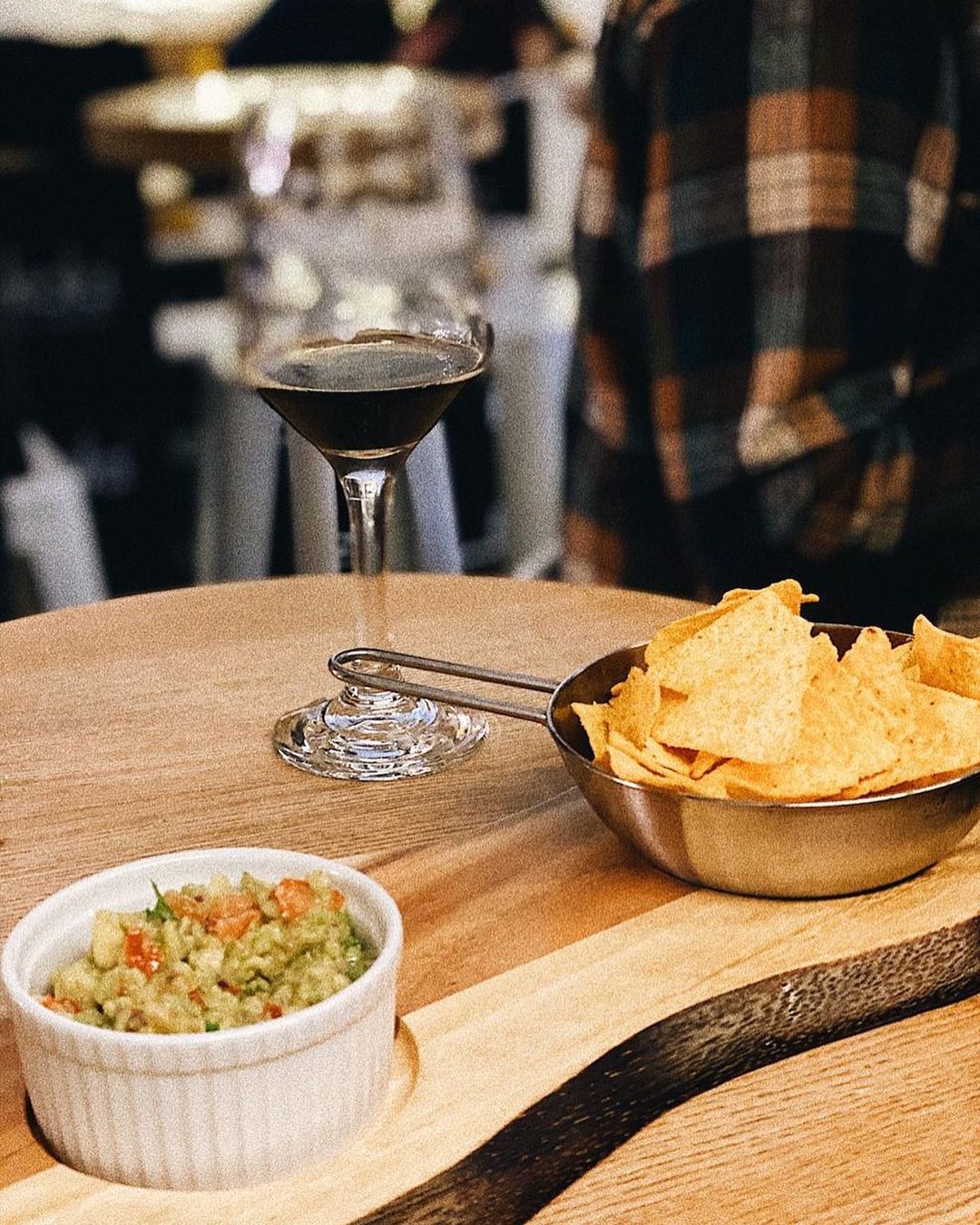 Карамельный стаут, начосы и гуакомоле в пабе Mash Taproom. Фото: instagram.com/mashtaproom