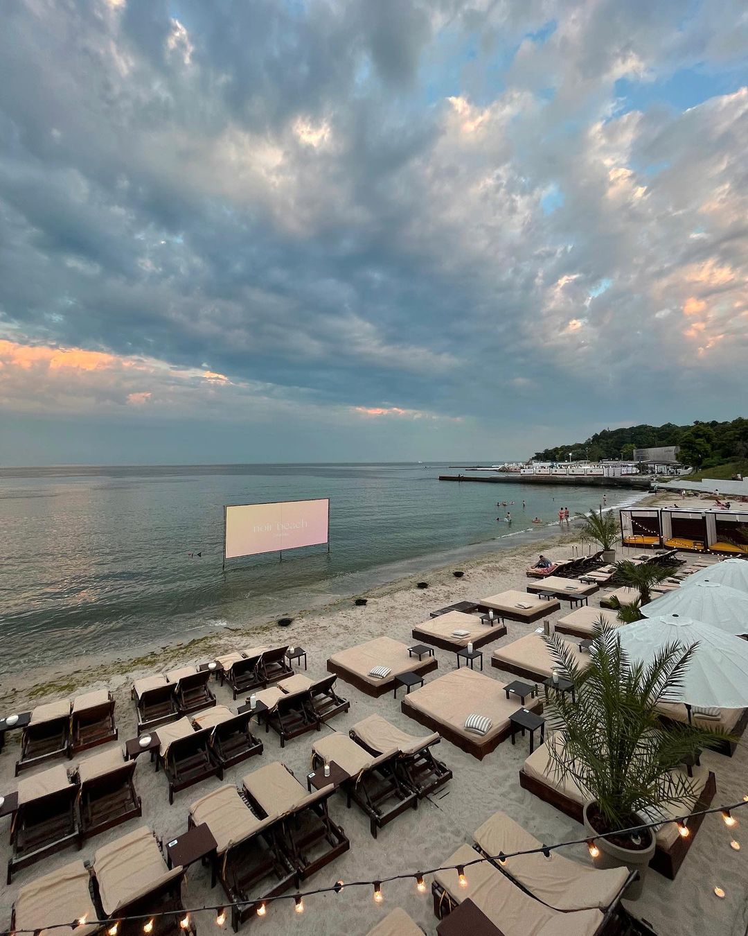 Летний кинотеатр в NOIR Beach. Фото: instagram.com/noirbeach