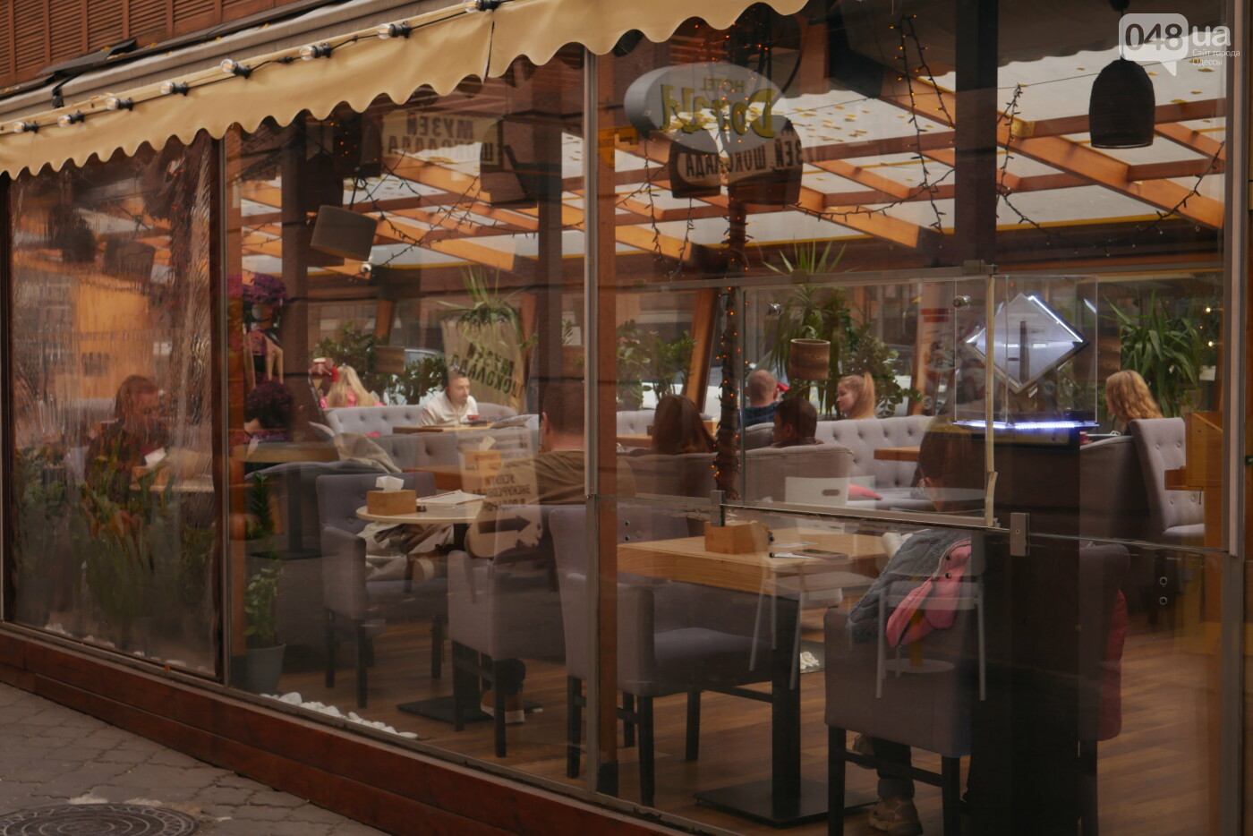 Карантин выходного дня в Одессе: правила нарушили десятки магазинов и кафе