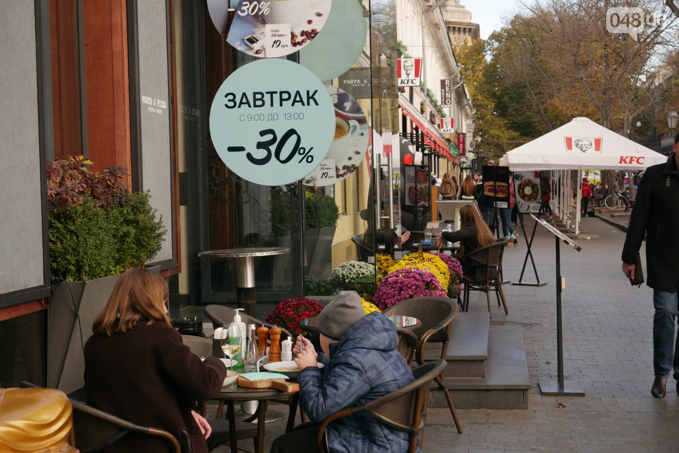 Карантин выходного дня в Одессе: правила нарушили десятки магазинов и кафе