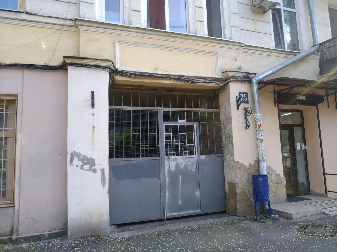 Ворота, ведущие во дворик на Успенской, 75