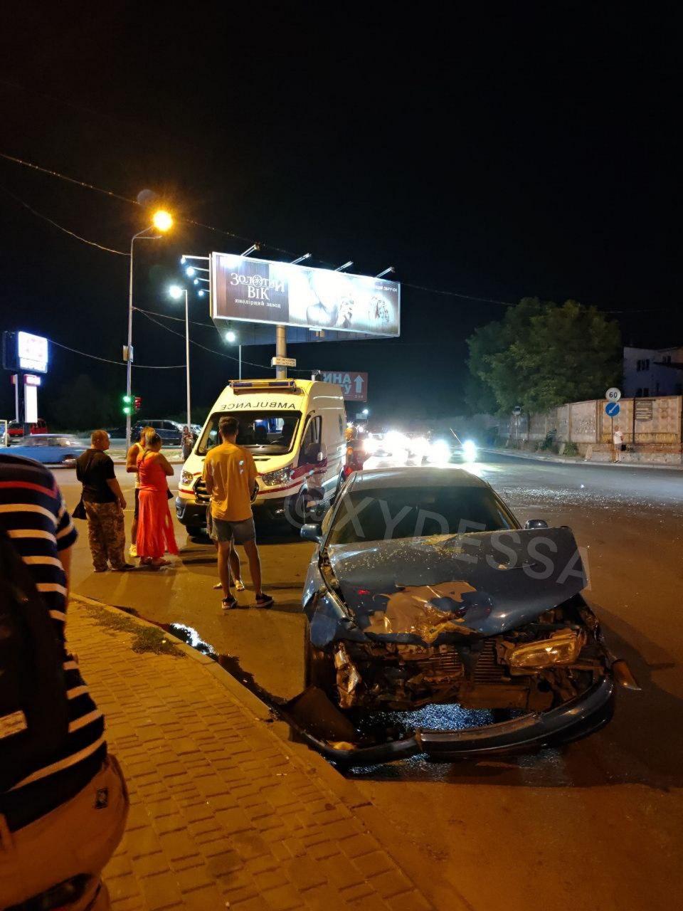 ДТП на перекрестке Заболотного/Сахарова. Фото: телеграм-канал ХО