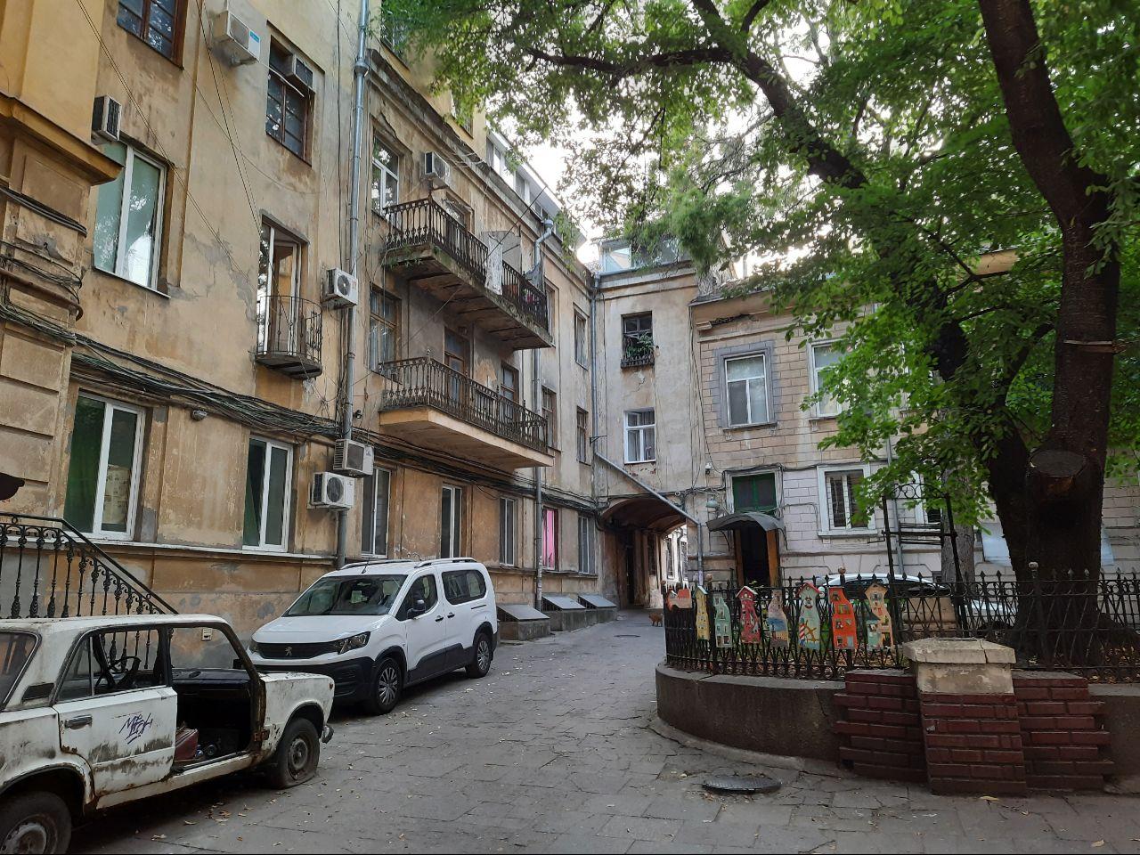 Гарем иранского шаха и дни рождения собак: что вы могли не знать про улицу Гоголя