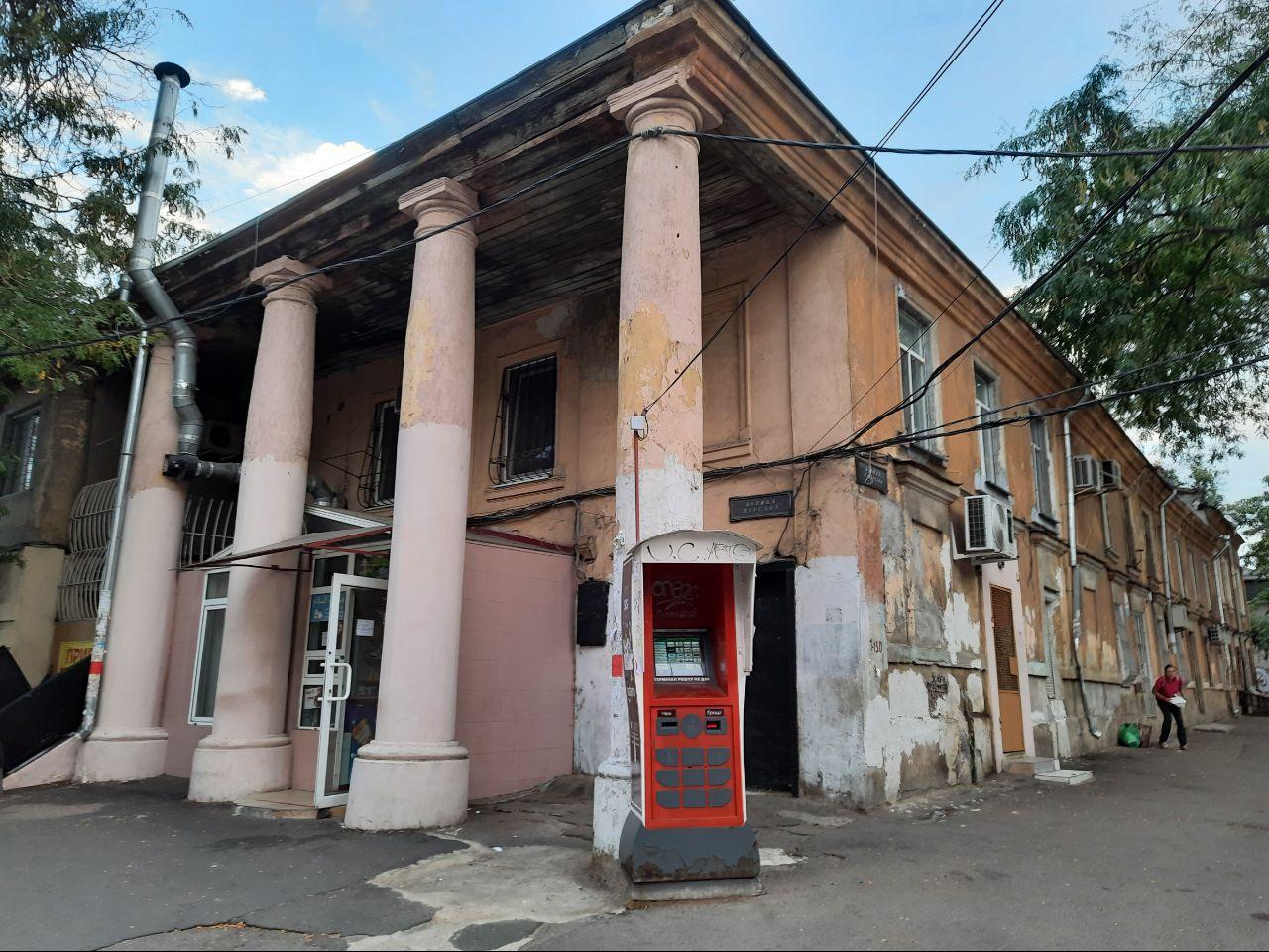 Торговые ряды на Нежинской. 2020 год. Фото Марины Повертайло