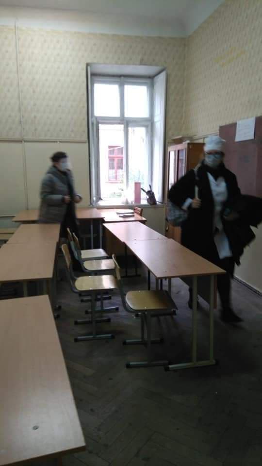 Закаляйся: в одесском медучилище решили победить Covid-19 открытыми окнами