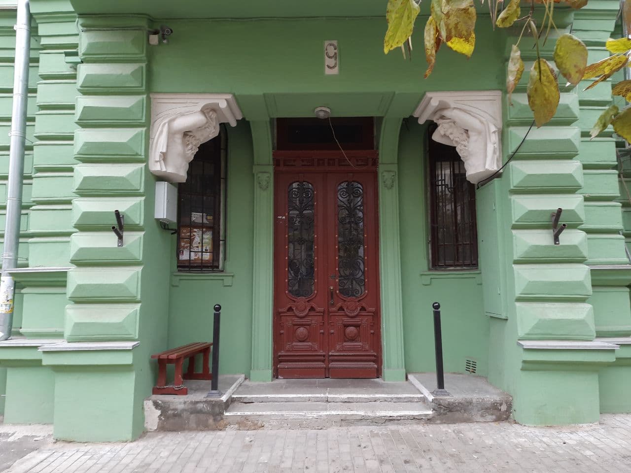 Не подъезд, а произведение искусства: в Одессе американец расписал парадную. Фото автора