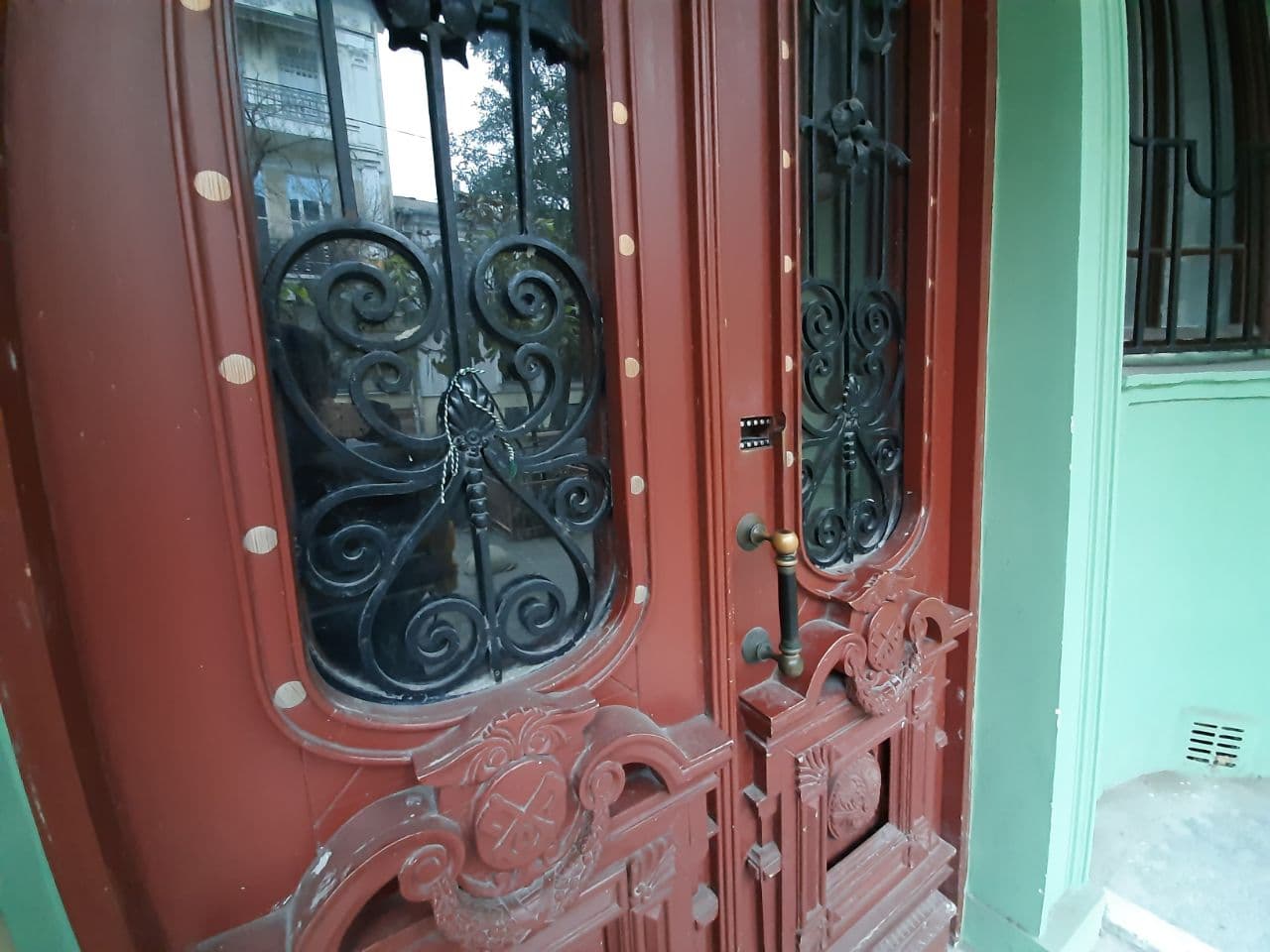 Не подъезд, а произведение искусства: в Одессе американец расписал парадную. Фото автора