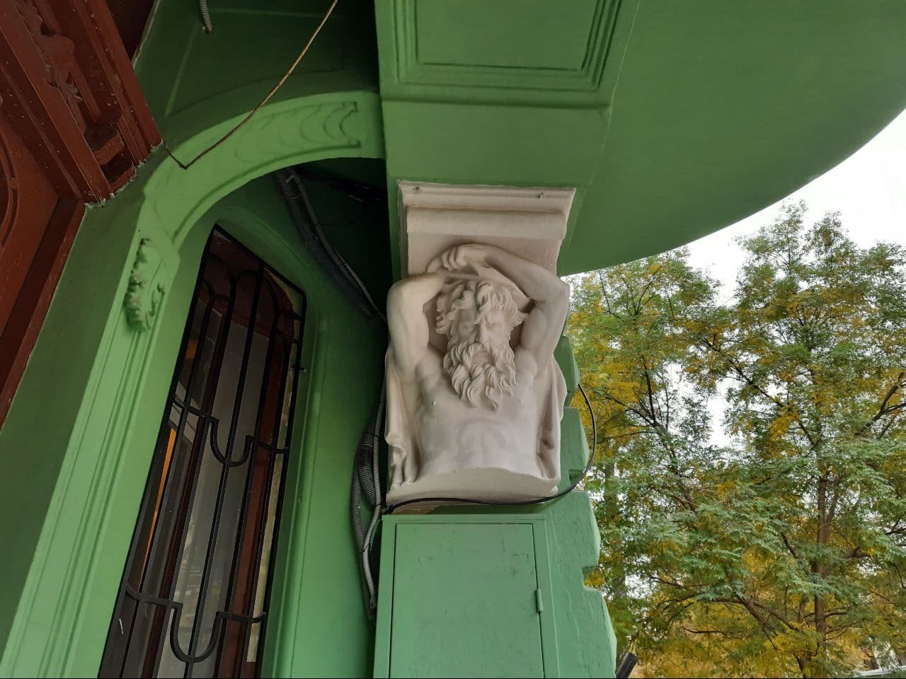 Не подъезд, а произведение искусства: в Одессе американец расписал парадную. Фото автора