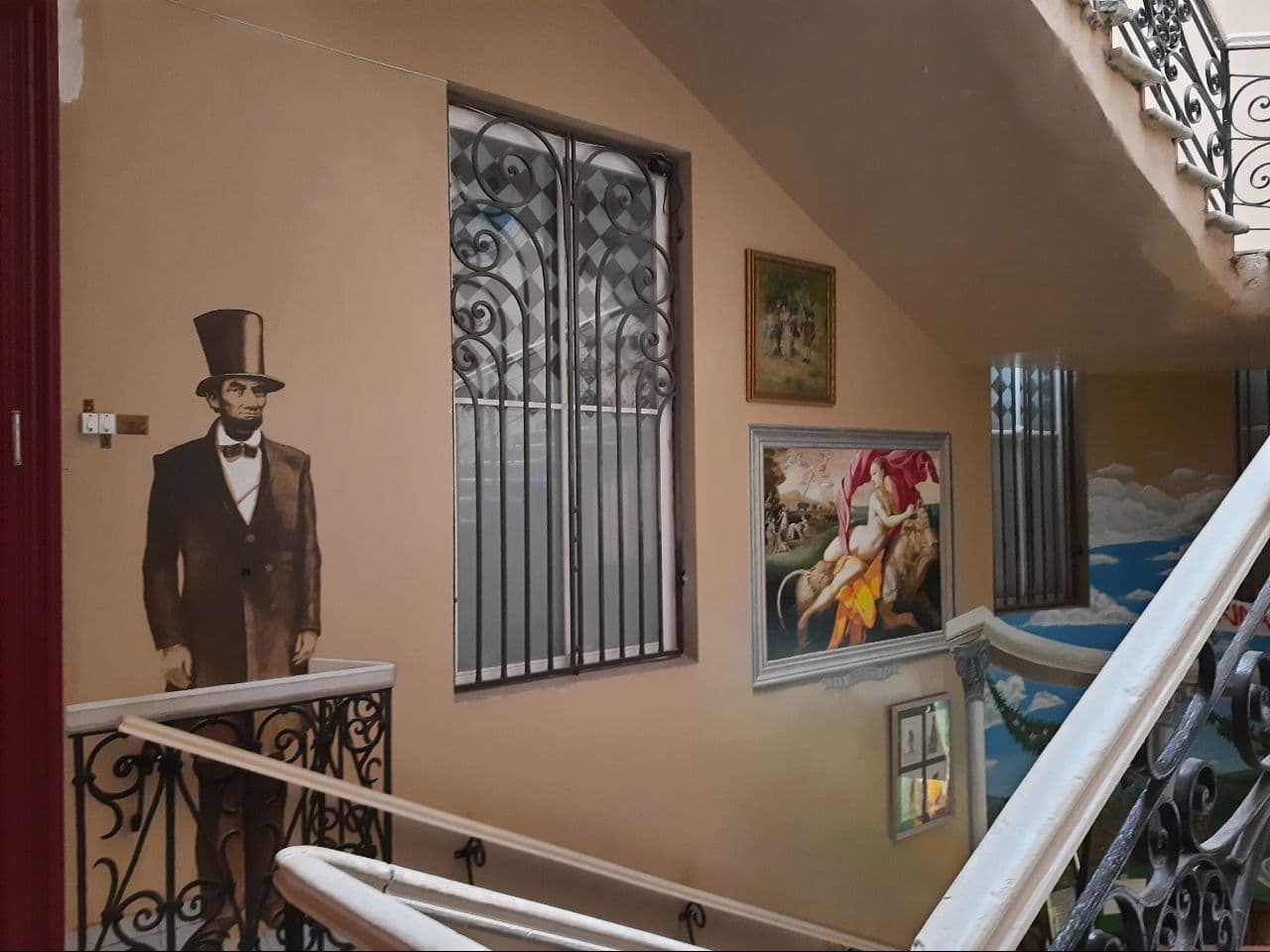 Не подъезд, а произведение искусства: в Одессе американец расписал парадную. Фото автора