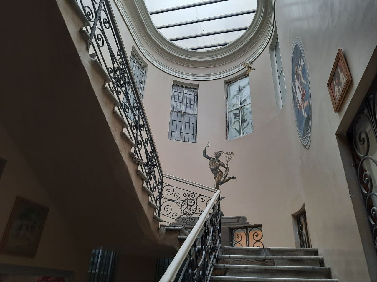 Не подъезд, а произведение искусства: в Одессе американец расписал парадную. Фото автора